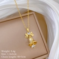 Details der goldenen Schleifen-Halskette mit Herz-Zirkonia auf Seide und Maßangaben - Edelstahlkette Kupfer Mikropflaster Anhänger