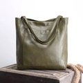 Détail du sac cabas en cuir vert avec poche posé sur une boîte en bois vintage - Épaissi / Vert