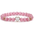 Bracciale di perline di gatto rosa con ciondolo a cuore dorato su uno sfondo bianco - Pendente a Cuore Bianco / Bianco