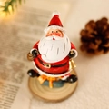 Handbemalte Weihnachtsmann-Miniaturfigur aus Harz mit Glocke und Geschenk auf Holzsockel - Nr. 6 Weihnachtsmann (Mit goldener Glocke)