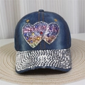 Détail de la visière en denim ornée de strass brillants et de sequins à double cœur - No.3/Denim Bleu Foncé/Paillettes Cœur