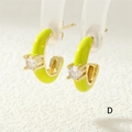 Dettaglio di orecchini a C in smalto giallo neon con intarsio in zircone lucido - Giallo Neon
