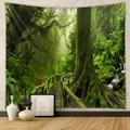 Dettaglio di un arazzo foresta tropicale con albero muschioso e sentiero in legno - Paesaggio della Foresta Tropicale (GT100000) / 73X95CM
