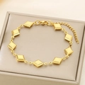 Vista dettagliata del bracciale placcato oro con maglie a rombo e chiusura a moschettone - Stile Rombo Geometrico (KB187927-NT)