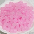Detailansicht der 6x8mm rosa transluzenten Fassperlen in einer weißen Keramikschale - 6X8mm / Rosa