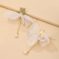 Detalle de pendientes largos dorados con lazo de organza y colgante de perla blanca - Pendientes de Lazo Con Pin de Plata (HE5998)
