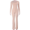 Makro-Detail der Textur und Nähte des mandelfarbenen Samtstoffes am schmalen Jumpsuit - XS / Nude