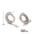 Dettaglio degli orecchini a cerchio in argento con zirconi e dimensioni di 1,9 cm di diametro - Argento (E00084-1)