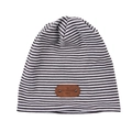 Berretto classico a righe bianche e nere in maglia con patch logo in pelle marrone - Taglia unica / Righe Grigie e Bianche Adulto
