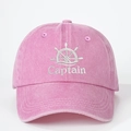 Detalle de la gorra rosa de algodón lavado con bordado Captain blanco en el frente - Talla única / Rosa