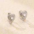 Orecchini a cerchio a cuore in argento S925 con texture verticale e zircone rotondo - Argento 925 / Oro Bianco