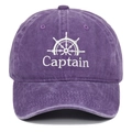 Detail der Captain-Stickerei und des Steuerrads auf einer lila gewaschenen Baseballkappe - Verstellbar / Lila