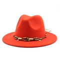 Détail du chapeau fedora orange avec bande de perles bohèmes et petits pendentifs en métal - Rouge Orangé