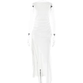 Dettaglio dell'abito lungo bianco con collo alto ed elegante spacco laterale alto - S / Bianco