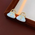 Vintage hellblaue Handtaschen-Ohrstecker aus Harz mit goldenem Kreuz-Detail - Hellblauer Handtaschen-Stil