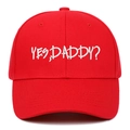 Rote Baseballkappe aus Baumwolle mit weißem YES DADDY Stickerei und gebogenem Schirm - Verstellbar / Rot