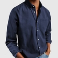 Detalle de la camisa de hombre azul marino de manga larga en algodón y lino con bolsillo - S / Tops / Azul marino