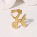 Anello minimalista in acciaio inossidabile dorato con design a onde e trame eleganti - Oro