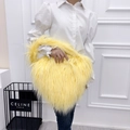 Borsa a tracolla a forma di cuore in ecopelliccia giallo brillante con texture soffice - Giallo