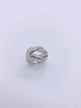 Detailansicht eines silbernen Knotenrings mit glitzernden Zirkonia und verstellbarem Band - Ring / Weißgold