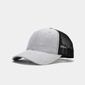 Détail du panneau avant gris respirant et du filet noir sur une casquette de camionneur - Gris Clair/Filet Noir