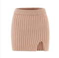 Détail d'une jupe en maille côtelée kaki avec coupe ajustée et fente latérale élégante - S / Skirts / Kaki