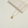 Collier vintage français doré avec pendentif ange en relief et détails en zircon - Trèfle/Ange / Doré