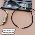 Vue détaillée du cordon de collier tressé noir de 4 mm avec boucle en métal doré réglable - Cordon de Collier / Noir