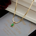 Gouden titanium stalen ketting met rechthoekige smaragd hanger op geschenkdoos - Smaragd Bladketting Ketting / Goud