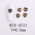 Makro-Detail von Retro-Goldherz-Nagelkunst-Charm mit Kreuzschraffur-Textur, 7x6,5 mm Größe - AF21-Gold Herz Rautenmuster