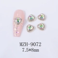 Vue macro des strass pour ongles en forme de cœur aurora 7,5x8 mm avec modèle MZH-9072 - Cœur Vert Enveloppé de Rose Base Dorée (MZH-9072)