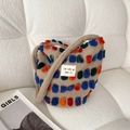 Beigefarbene Plüsch-Beuteltasche mit bunten Pompons und Schultergurt auf weißem Sofa - Eimer-Stil (Beige Bunte Plüschkugeln)