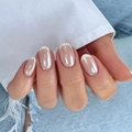 Uñas postizas de almendra francesas con acabado aurora perlado en una mano - Estilo Francés Iridiscente Simple (Versión Pegamento)