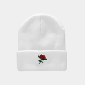 Detalle del bordado de rosa roja en un gorro de punto blanco para estilo streetwear - Bordado de Rosa / Blanco