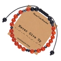 Details des handgefertigten Morse-Code-Armbands mit Achatperlen auf Motivationskarte - Never Give Up