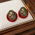 Détail de boucles d'oreilles portrait en bronze vintage avec base en résine rouge - Rouge