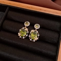 Dettaglio di orecchini a farfalla dorati con pietra ovale verde e zirconi lucidi - Verde (Placcato oro-925 Sterling Silver Perno per orecchini)