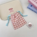 Detail der rosa karierten Stoff-Aufbewahrungstasche mit hellblauem Baumwoll-Kordelzug - Rosa Gingham Minzgrüne Kordel