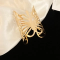 Primer plano detallado de un brazalete ancho dorado con calados en forma de mariposa - Estilo Forma de Mariposa Hueca Dorado (39#)