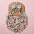 Détail d'un bavoir bébé boho à fleurs avec pompons et deux bandeaux à nœuds assortis - Gingham Vert Blanc avec Style Floral Frais (7)