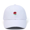 Gorra de béisbol de algodón blanco con bordado de rosa roja sobre fondo blanco limpio - Ajustable / Blanco