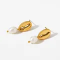 Eleganti orecchini a conchiglia dorati con perle bianche per un look estivo da spiaggia - Stile Conchiglia Dorata (KD3331)