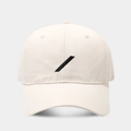 Detalle del bordado diagonal minimalista en una gorra de béisbol de algodón crema - Ajustable / Blanco Roto