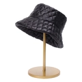 Detalle del patrón acolchado negro y la textura de la tela de este sombrero de cubo - Negro