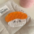 Pince à cheveux sushi au saumon en acétate avec texture réaliste et visage mignon - Style Sushi au Saumon