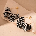 Vintage-Stoffohrringe mit Zebramuster-Blütenblättern und goldenen Metallkreisen für Damen - Silbernadel Schwarz-Weiße Zebrastreifen Geometrische Ohrhänger