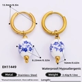 Pendientes de aro dorados con colgantes ovalados de porcelana azul y blanca - Pendientes con Colgante Ovalado de Porcelana EH11449