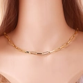 Minimalistische goldene Büroklammer-Halskette für Damen getragen von einem Model für Mode - Halskette