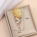 Spilla a girasole dorata con cristalli gialli su portagioie, dimensioni 6cm x 3cm - Stile Girasole / Stile Girasole