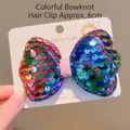 Barrette à cheveux avec nœud en paillettes laser et centre en velours rose - Pince à cheveux / Nœud Multicolore (Pince à Cheveux)